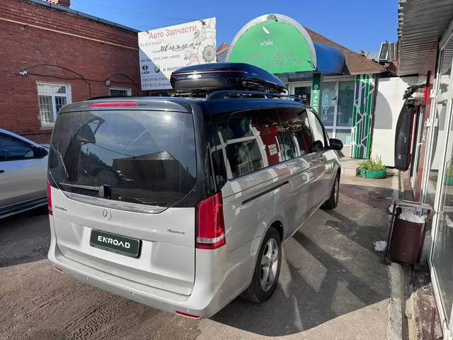 Бокс на крышу ENROAD Nomadix Pro XL Slim 400 для Mercedes-Benz V-Class, цвет «Чёрный» — общий ракурс автомобиля с установленным автобоксом