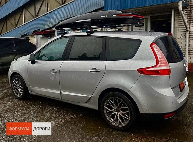 Автобокс для Renault Scenic — ENROAD Nomadix Pro XL Slim 400-E, цвет «Чёрный» — вид автомобиля с установленным автобоксом