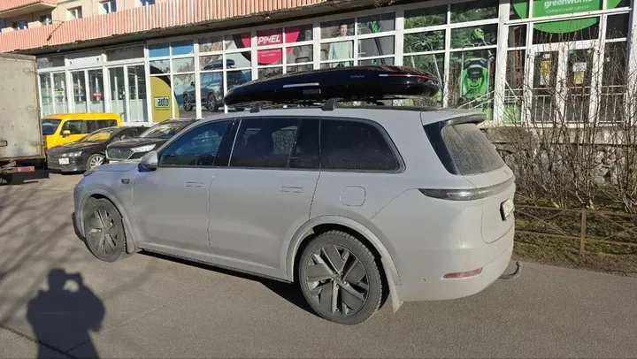 ENROAD на Lixiang L9: автобокс ENROAD Nomadix Pro XXL Slim-450, цвет «Чёрный» — дополнительный ракурс автомобиля с установленным автобоксом
