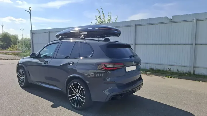 ENROAD на BMW X5: автобокс ENROAD Nomadix Pro XXL Slim-450, цвет «Чёрный» — дополнительный ракурс автомобиля с установленным автобоксом