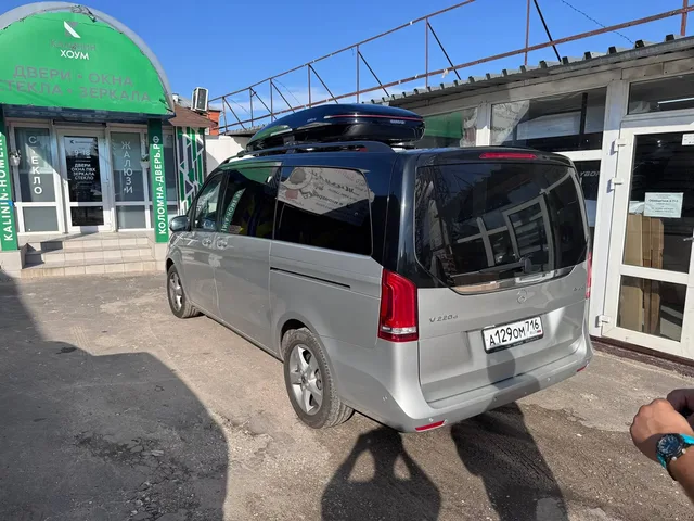 Чёрный автобокс ENROAD Nomadix Pro XL Slim 400 на Mercedes-Benz V-Class — вид автомобиля с установленным автобоксом, другой ракурс