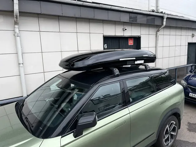 ENROAD на JAECOO J7: автобокс ENROAD Nomadix Pro XL Slim 400, цвет «Чёрный» — дополнительный ракурс автомобиля с установленным автобоксом