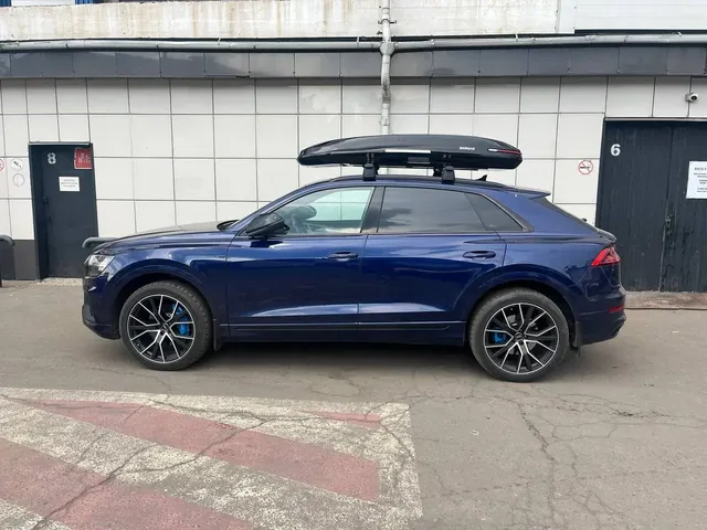 Бокс на крышу ENROAD Nomadix Pro XL Slim 400-E для Audi Q8, цвет «Чёрный» — общий ракурс автомобиля с установленным автобоксом