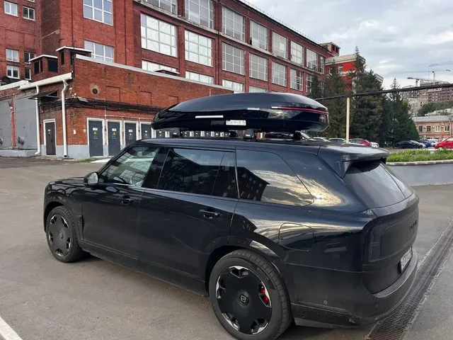 Чёрный автобокс ENROAD Nomadix Pro XXL 600-E на Audi A4 allroad — общий вид автомобиля с установленным автобоксом