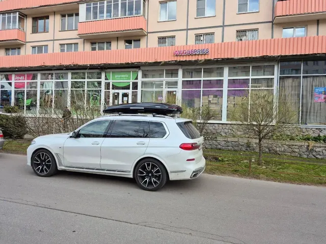 ENROAD на BMW X7: автобокс ENROAD Nomadix Pro XXL Slim-450, цвет «Чёрный» — дополнительный ракурс автомобиля с установленным автобоксом