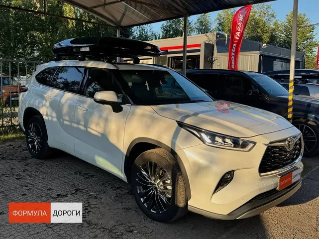 Чёрный автобокс ENROAD Nomadix Pro XXL Slim 450-E на Toyota Highlander — общий вид автомобиля с установленным автобоксом
