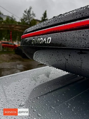 Чёрный автобокс ENROAD Nomadix Pro XL Slim 400-E на Renault Scenic — вид автомобиля с установленным автобоксом, другой ракурс