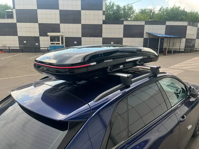 Чёрный автобокс ENROAD Nomadix Pro XL Slim 400-E на Audi Q8 — вид автомобиля с установленным автобоксом, другой ракурс