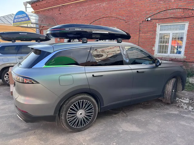 Чёрный автобокс ENROAD Nomadix Pro XL Slim 400 на Chery Tiggo 9 — вид автомобиля с установленным автобоксом, другой ракурс
