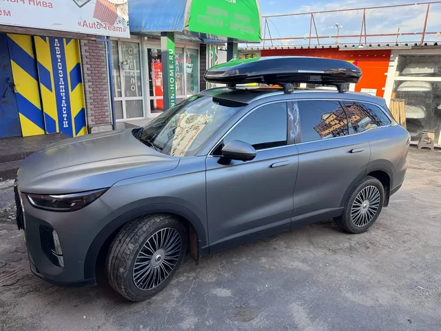Бокс на крышу ENROAD Nomadix Pro XL Slim 400 для Chery Tiggo 9, цвет «Чёрный» — общий ракурс автомобиля с установленным автобоксом