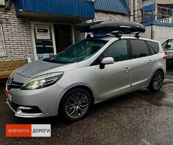 Бокс на крышу ENROAD Nomadix Pro XL Slim 400-E для Renault Scenic, цвет «Чёрный» — общий ракурс автомобиля с установленным автобоксом